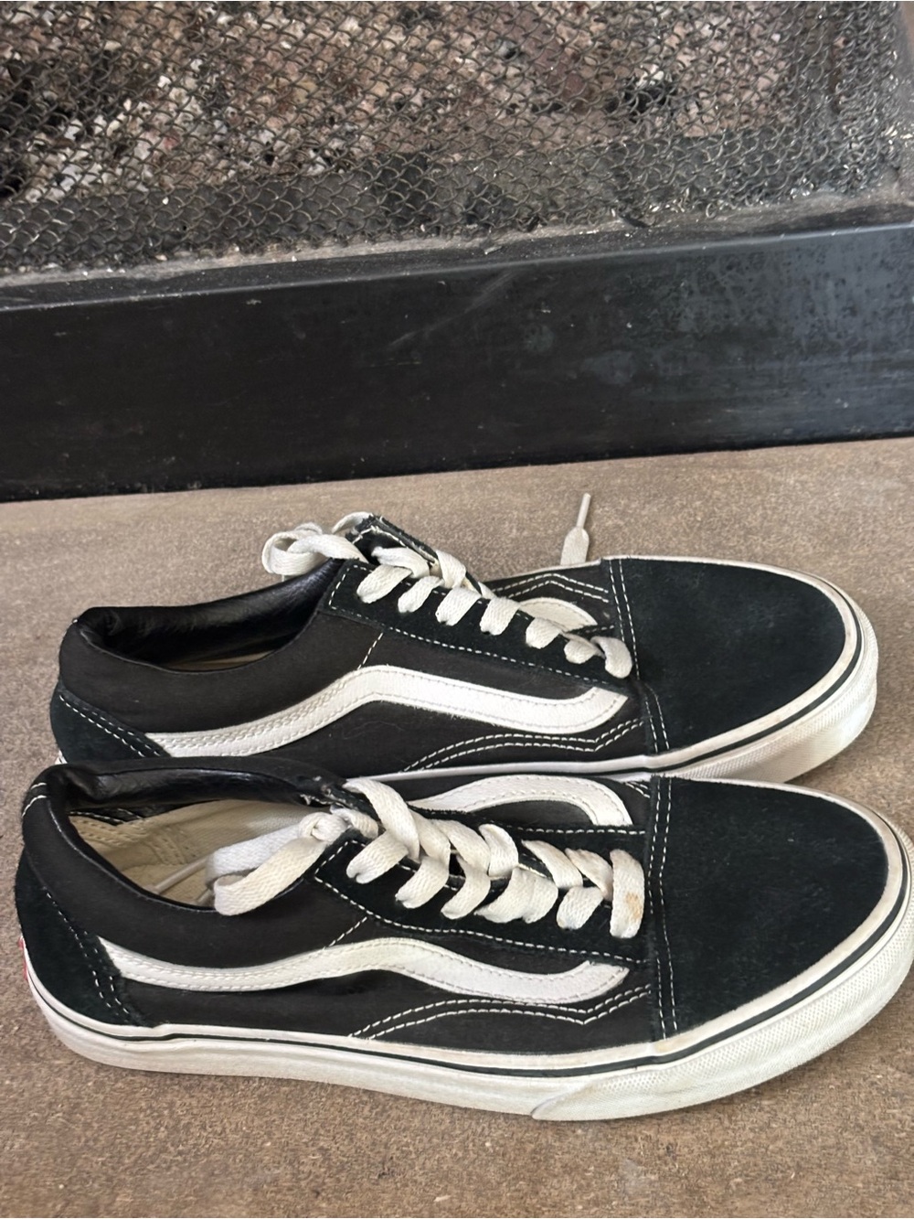 Vans unisex women 7 men 5.5 Old Skool Low-Top Skate Shoes - Black/White worn1x